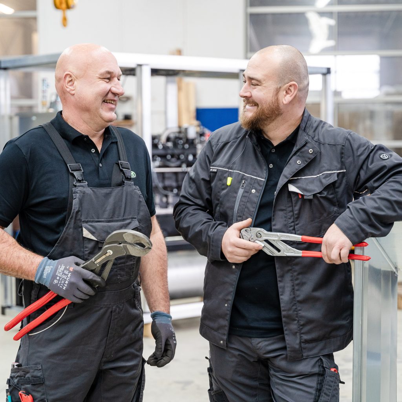 Zwei lachende Mitarbeiter