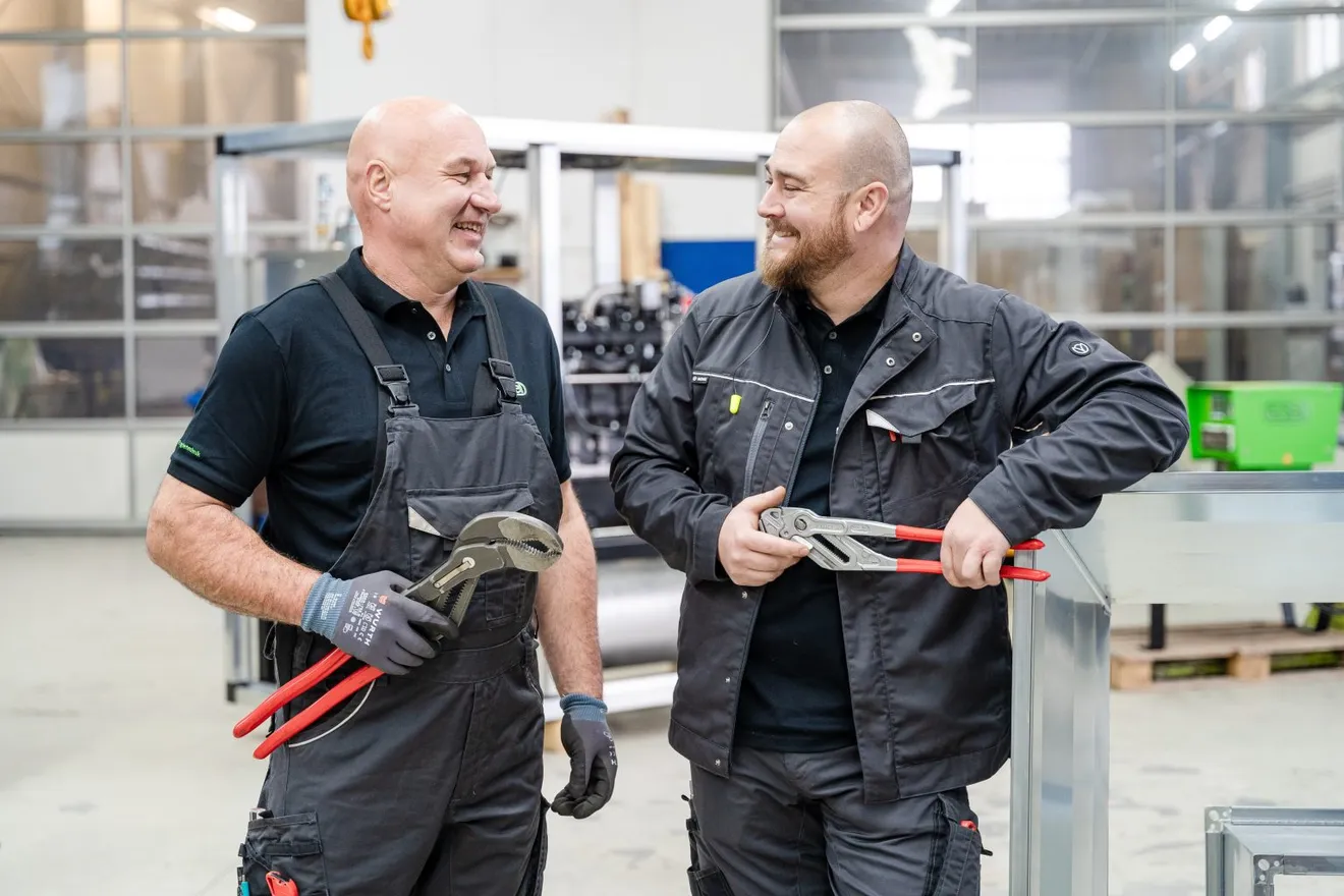 Zwei lachende Mitarbeiter