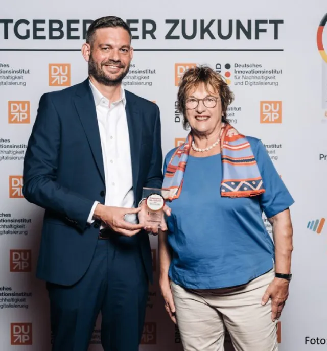 Ulrich Wörz erhält für edel Energietechnik das Siegel 